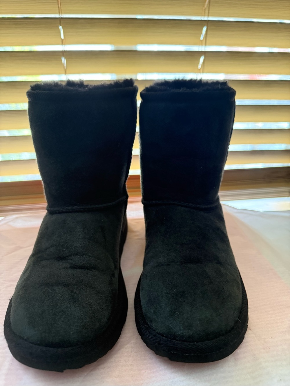 UGG Kids Black Short Classic Boot - Picture 1 of 4